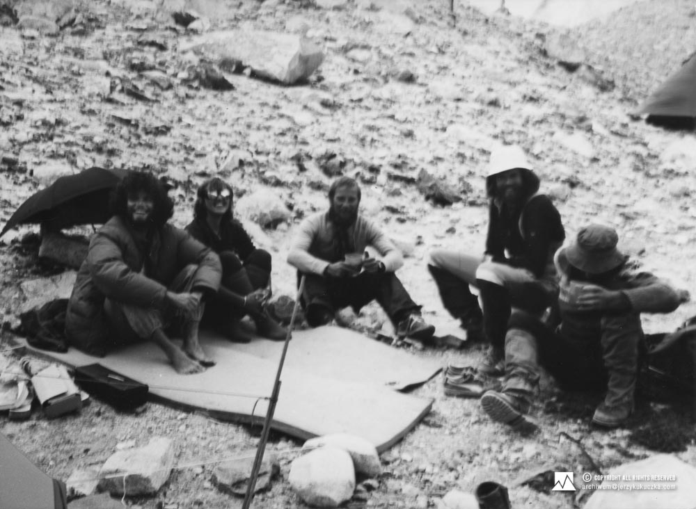 Participants of the expedition with climbers in the base camp. From left to right: Alex MacIntyre, NN, Jerzy Kukuczka, Reinhold Messner and Doug Scott.
