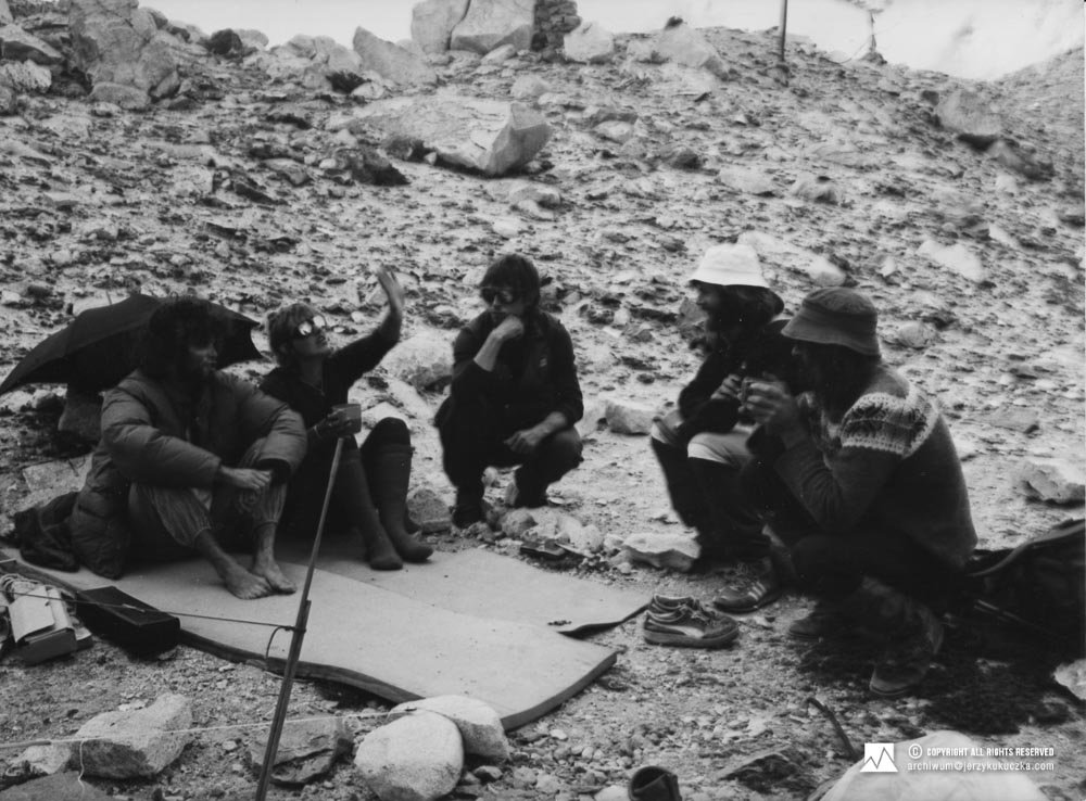 Uczestnicy wyprawy z himalaistami w bazie. Od lewej: Alex MacIntyre, NN, Wojciech Kurtyka, Reinhold Messner i Doug Scott.