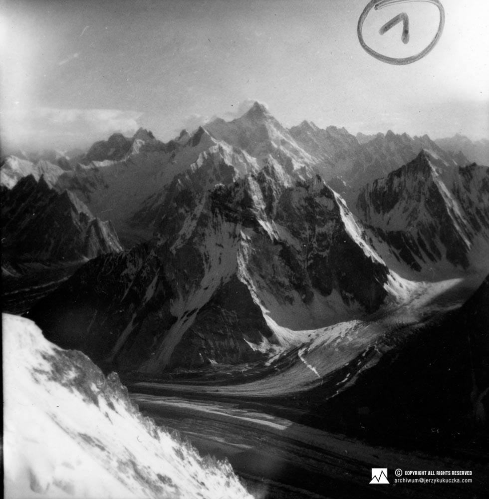 Karakoram peaks. The Masherbrum peak (7821 m above sea level) is visible in the center.