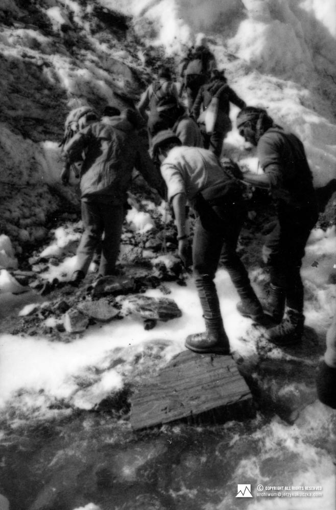 Himalaiści w trakcie znoszenia ciała Haliny Krüger-Syrokomskiej.