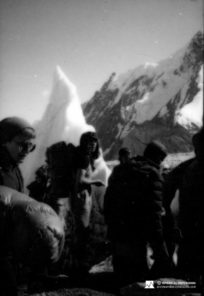 Climbers during lifting dead body of Halina Krüger-Syrokomska from K2. From the left: Ewa Panejko-Pankiewicz, Danuta Wach and Christine de Colombel (only her head is visible).