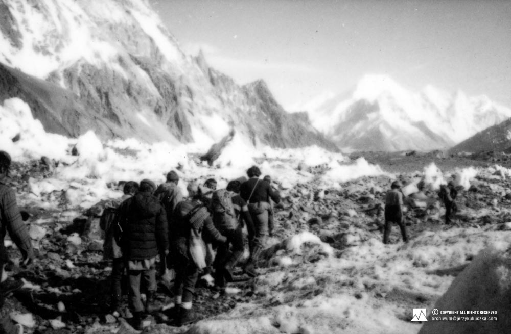 Climbers during lifting dead body of Halina Krüger-Syrokomska from K2. From the right: NN, Bogumił Słama, Krzysztof Wielicki and Jan Holnicki.