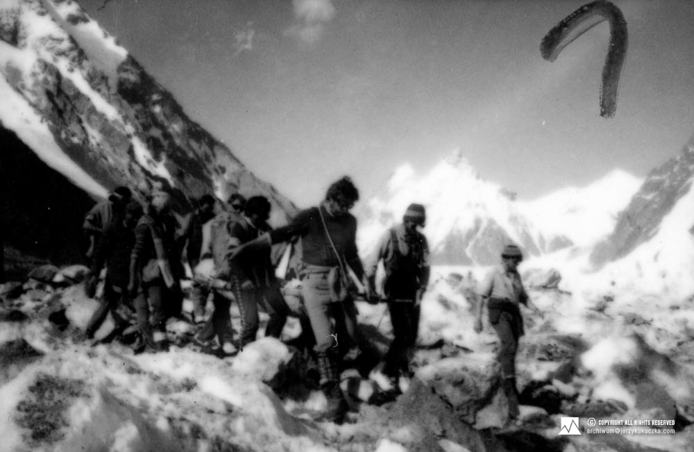 Climbers during lifting dead body of Halina Krüger-Syrokomska from K2. From the right: Bogumił Słama, Krzysztof Wielicki, Jan Holnicki, NN, Wojciech Kurtyka, NN and Aleksander Lwow.