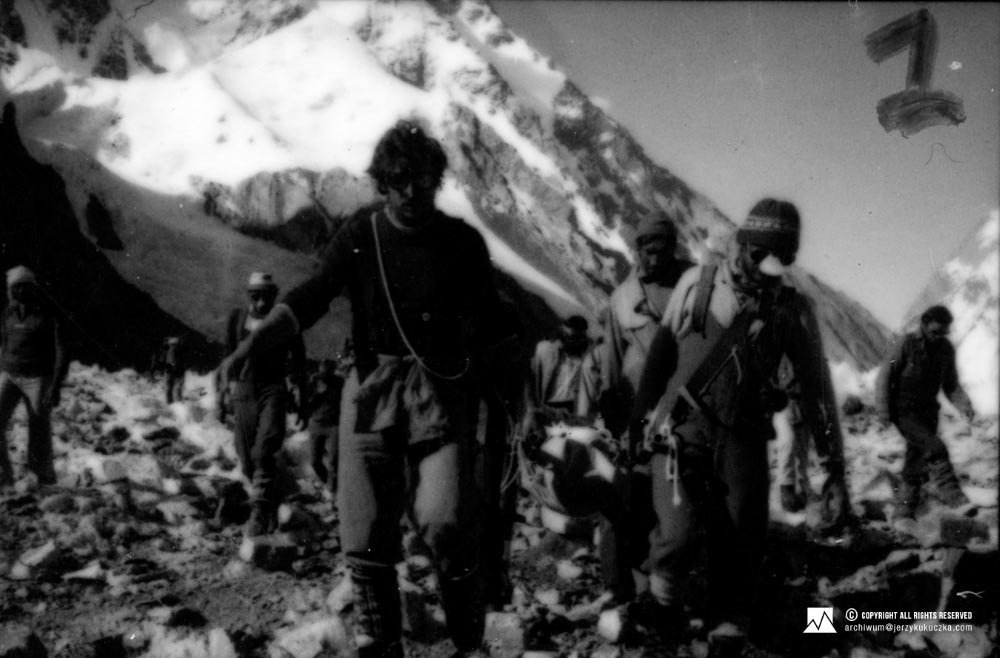 Climbers during lifting dead body of Halina Krüger-Syrokomska from K2. In the foreground, from the left: Jan Holnicki and Krzysztof Wielicki.