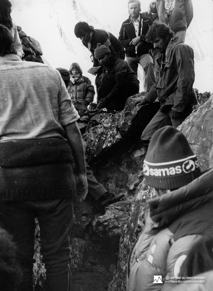 Climbers during lifting dead body of Halina Krüger-Syrokomska from K2. The woman in the center is Christine de Colombel.