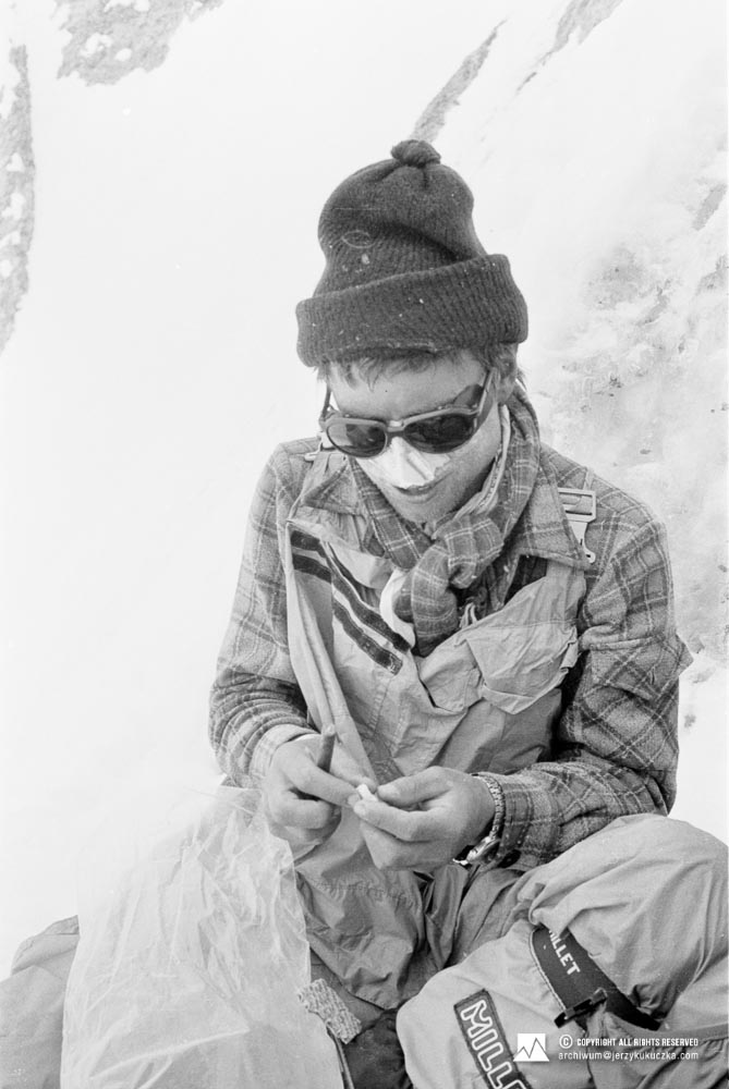 Wojciech Kurtyka w trakcie odpoczynku podczas zejścia z Gasherbrum I.