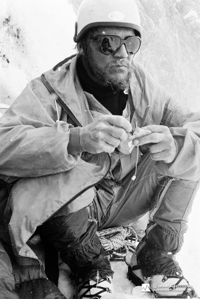 Jerzy Kukuczka w trakcie odpoczynku podczas zejścia z Gasherbrum I.