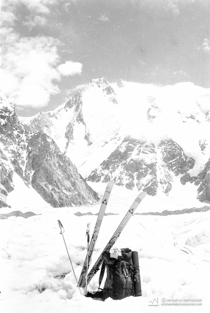 Jerzy Kukuczka's skis on the Abruzzi glacier. In the background, the Gasherbrum I (8080 m above sea level) is visible.