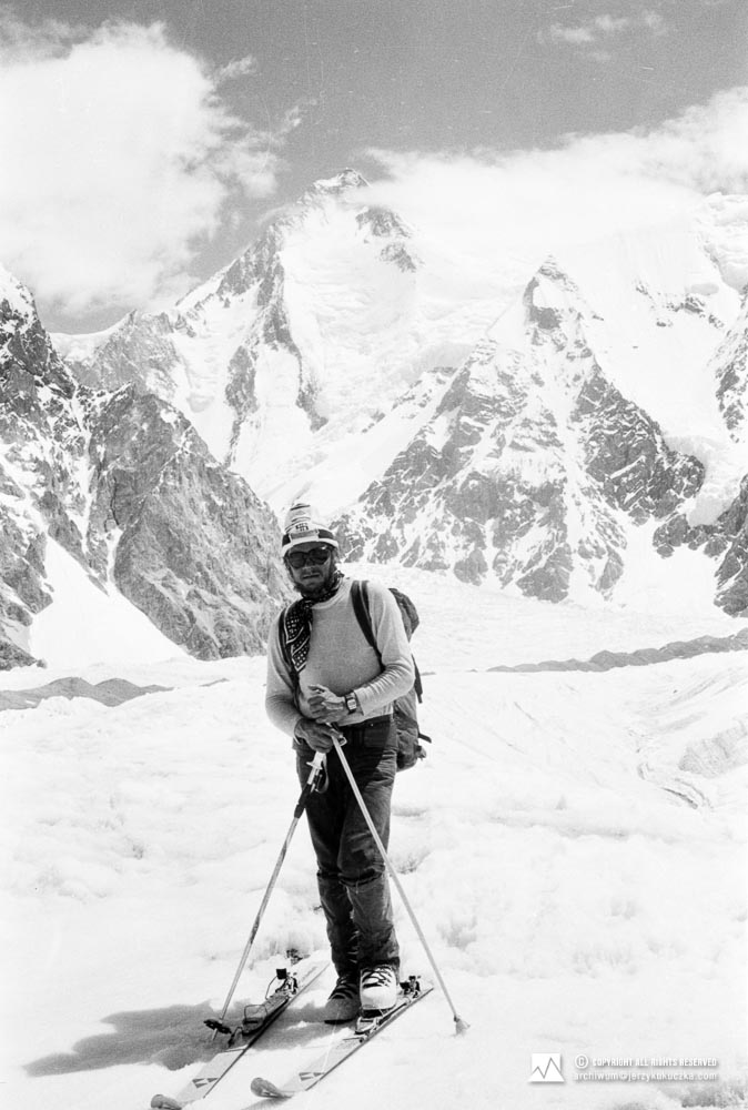 Jerzy Kukuczka on the Abruzzi glacier. In the background, the Gasherbrum I (8080 m above sea level) is visible.
