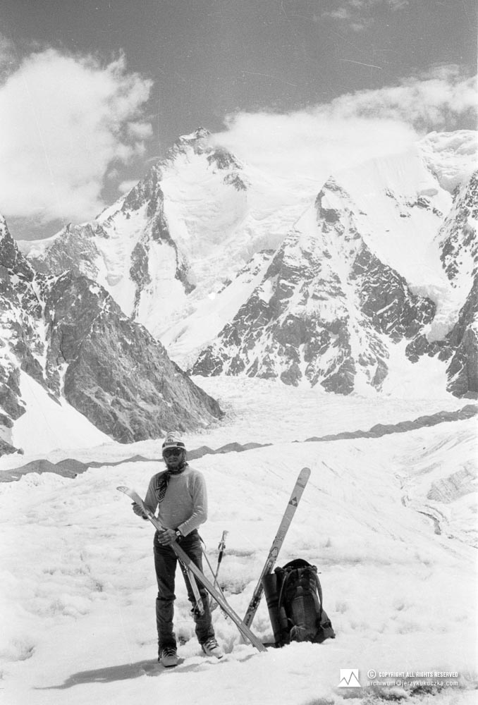 Jerzy Kukuczka na lodowcu Abruzzi. W tle widoczny szczyt Gasherbrum I (8080 m n.p.m.).