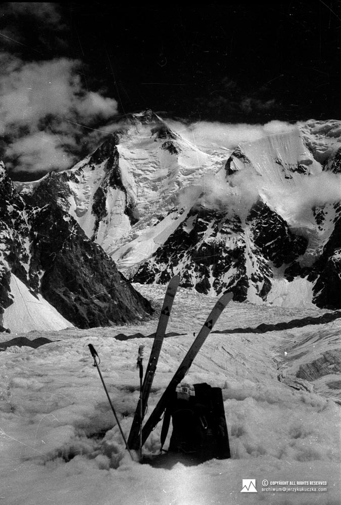 Narty Jerzego Kukuczki na lodowcu Abruzzi. W tle widoczny szczyt Gasherbrum I (8080 m n.p.m.).