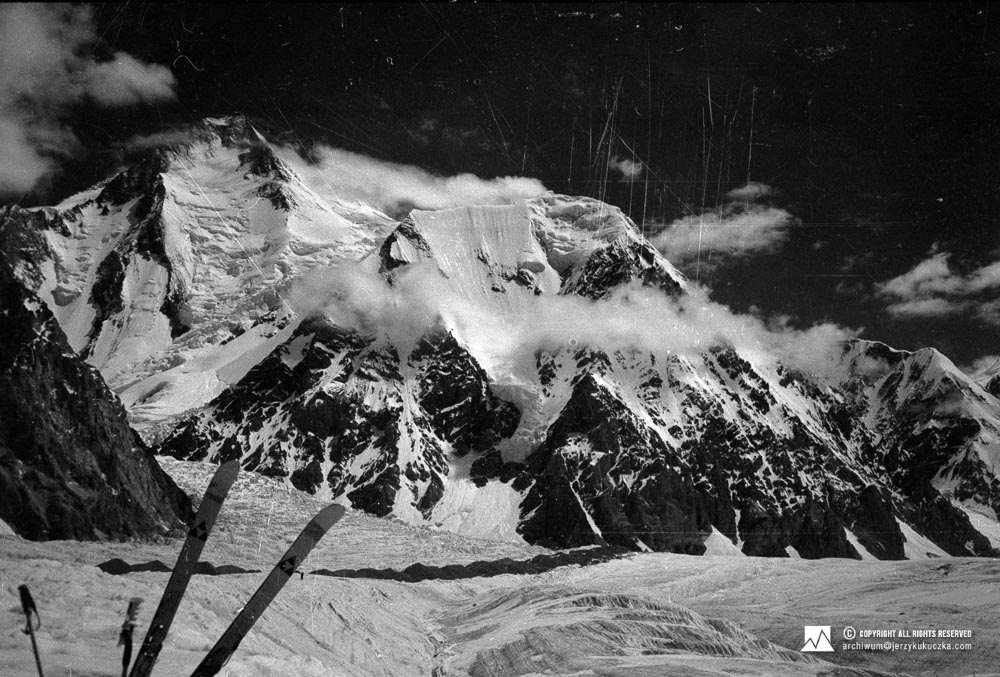 Narty Jerzego Kukuczki na lodowcu Abruzzi. W tle widoczny szczyt Gasherbrum I (8080 m n.p.m.).