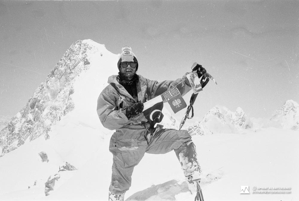 Jerzy Kukuczka na szczycie Gasherbrum II East (7772 m n.p.m.). W tle ośmiotysięczniki. Od lewej: Gasherbrum II, masyw Broad Peak i K2.