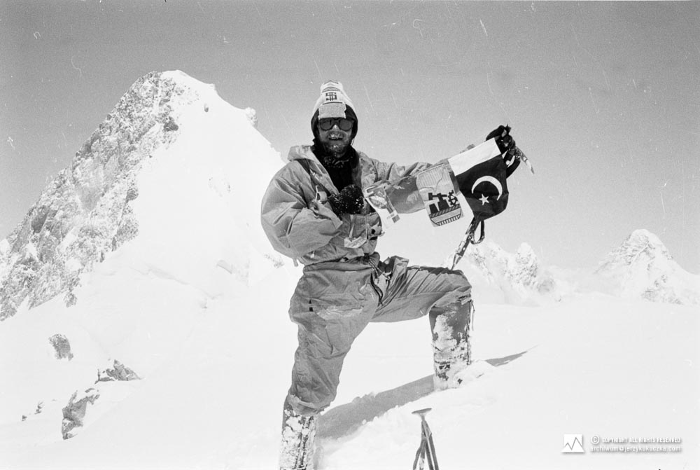Jerzy Kukuczka on the top of Gasherbrum II East (7,772 m above sea level). Eight-thousanders in the background. From left: Gasherbrum II, Broad Peak massif and K2.