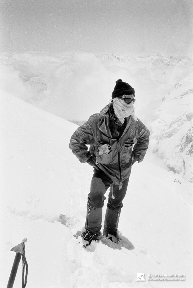 Wojciech Kurtyka na szczycie Gasherbrum II East (7772 m n.p.m.).
