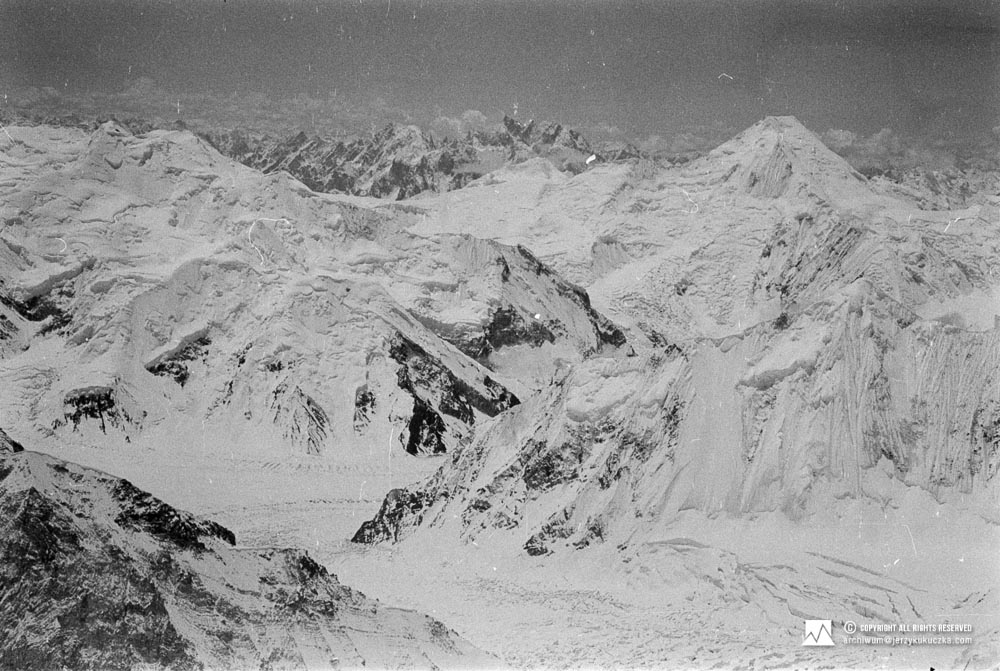 Panorama Karakorum ze szczytu Gasherbrum II East (7772 m n.p.m.). Po prawej widoczny szczyt Chogolisa (7665 m n.p.m.).
