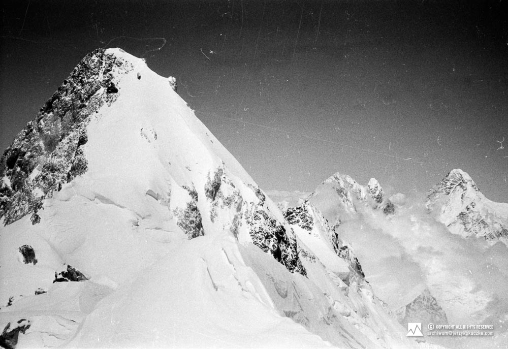 Ośmiotysięczniki widoczne z Gasherbrum II East (7772 m n.p.m.). Od lewej: Gasherbrum II (8035 m n.p.m.), Broad Peak (8051 m n.p.m.) oraz K2 (8611 m n.p.m.).