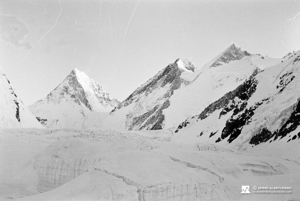 Szczyty w masywie Gasherbrum. Od lewej: Gasherbrum IV (7925 m n.p.m.), Gasherbrum III (7952 m n.p.m.) oraz Gasherbrum II (8035 m n.p.m.).