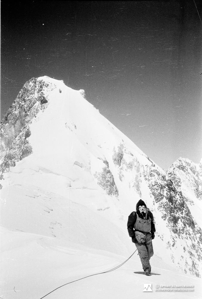 Wojciech Kurtyka na tle szczytu Gasherbrum II (8035 m n.p.m.).
