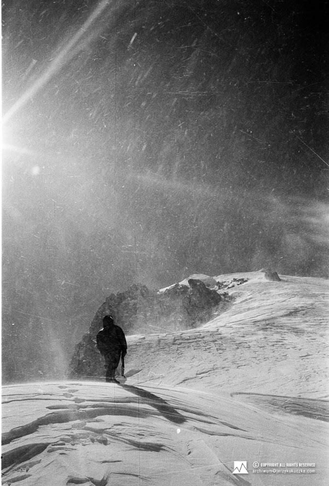 Wojciech Kurtyka on his way to the Gasherbrum II summit.