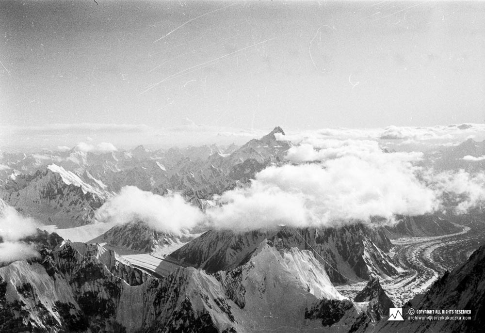 Masherbrum (7821 m n.p.m.) widoczny ze szczytu Gasherbrum II (8035 m n.p.m.).