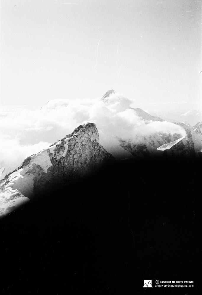 K2 (8611 m n.p.m.) ze szczytu Gasherbrum II (8035 m n.p.m.).
