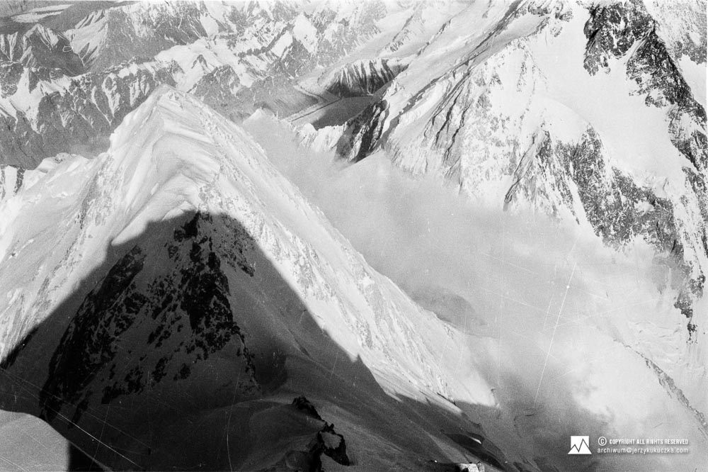 Stok Gasherbrum II widoczny ze szczytu.