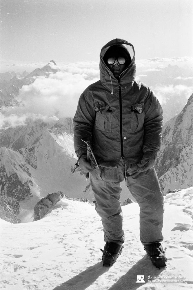 Wojciech Kurtyka na szczycie Gasherbrum II (8035 m n.p.m.) - 01.07.1983r. W tle Masherbrum.