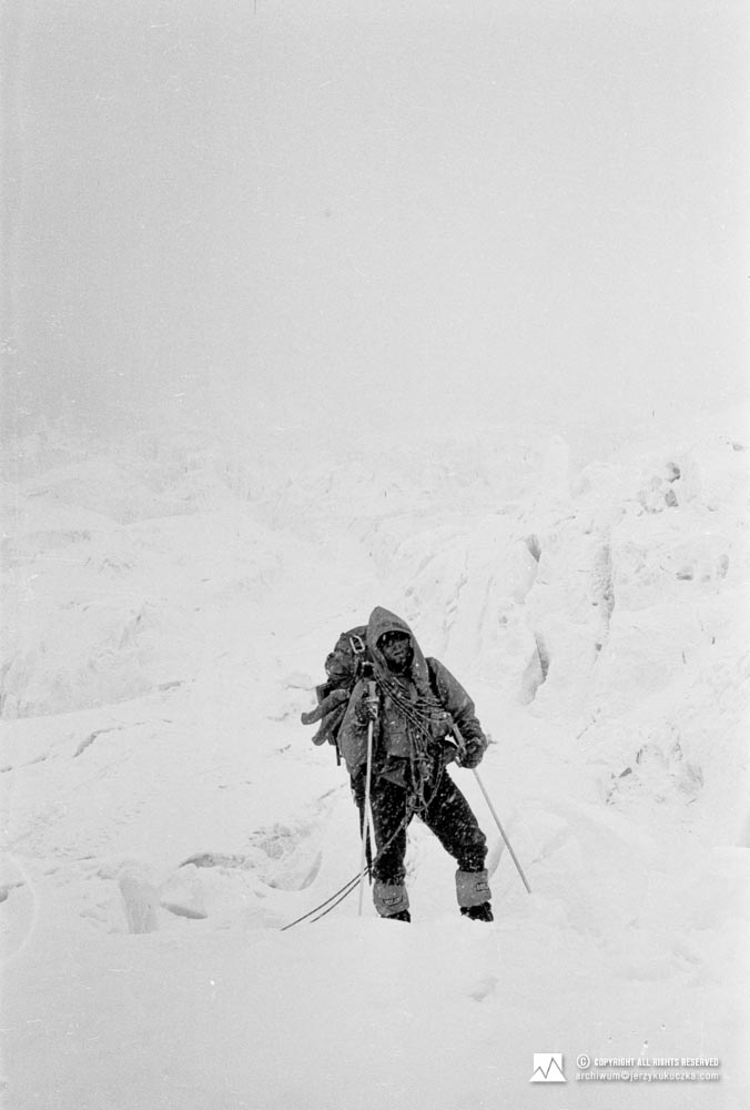 Wojciech Kurtyka w trakcie zejścia z Gasherbrum II.