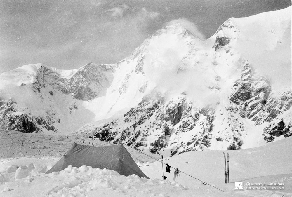 Baza wyprawy. W tle widoczny szczyt Gasherbrum I (8080 m n.p.m.).