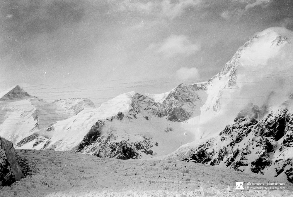 Masyw Gasherbrum. Od lewej widoczne są szczyty: Gasherbrum II (8035 m n.p.m.), Gasherbrum II East (7772 m n.p.m.) oraz Gasherbrum I (8080 m n.p.m.).