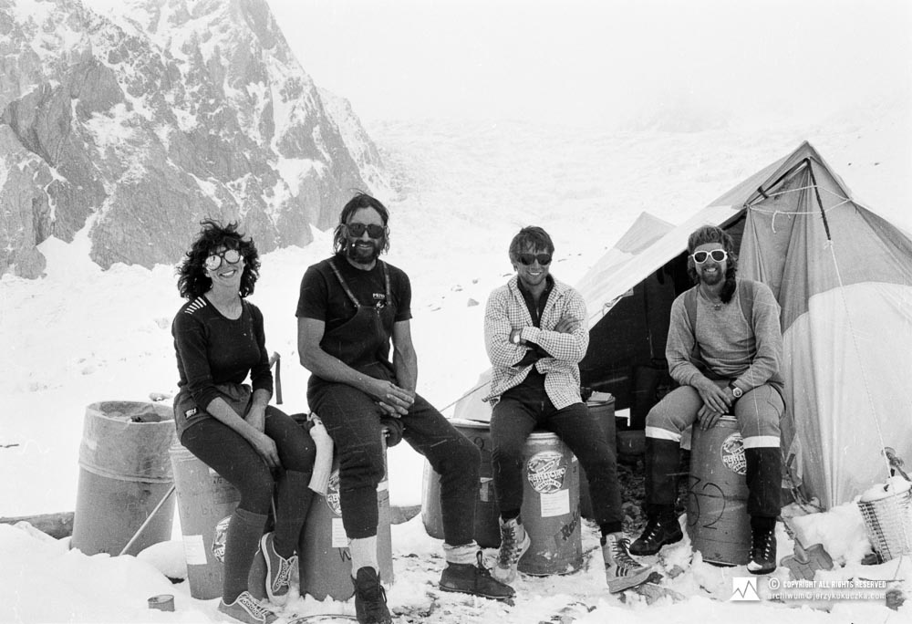 Wojciech Kurtyka i uczestnicy wyprawy brytyjskiej w bazie. Od lewej: NN, Doug Scott, Wojciech Kurtyka i Roger Baxter-Jones.
