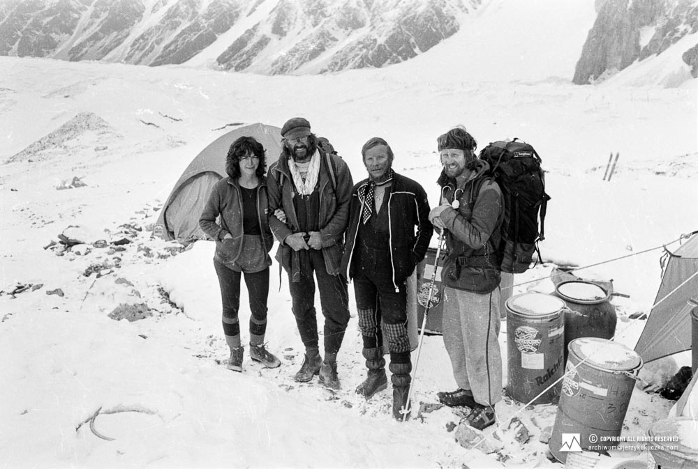 Jerzy Kukuczka i uczestnicy wyprawy brytyjskiej w bazie. Od lewej: NN, Doug Scott, Jerzy Kukuczka i Roger Baxter-Jones.