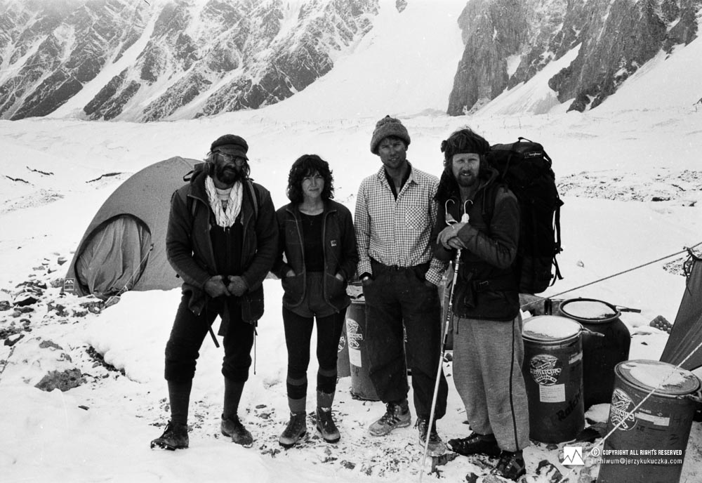 Wojciech Kurtyka i uczestnicy wyprawy brytyjskiej w bazie. Od lewej: Doug Scott, NN, Wojciech Kurtyka i Roger Baxter-Jones.