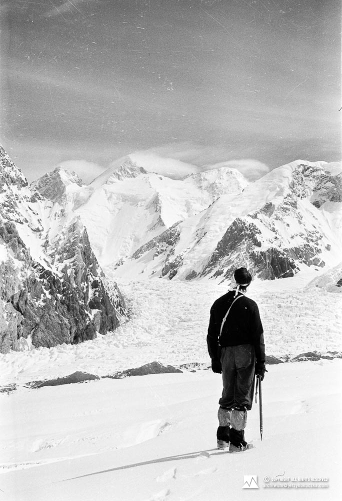 Wojciech Kurtyka na lodowcu Abruzzi. W tle widoczne szczyty. Od lewej: Gasherbrum III (7952 m n.p.m.), Gasherbrum II (8035 m n.p.m.) i Gasherbrum II East (7772 m n.p.m.).