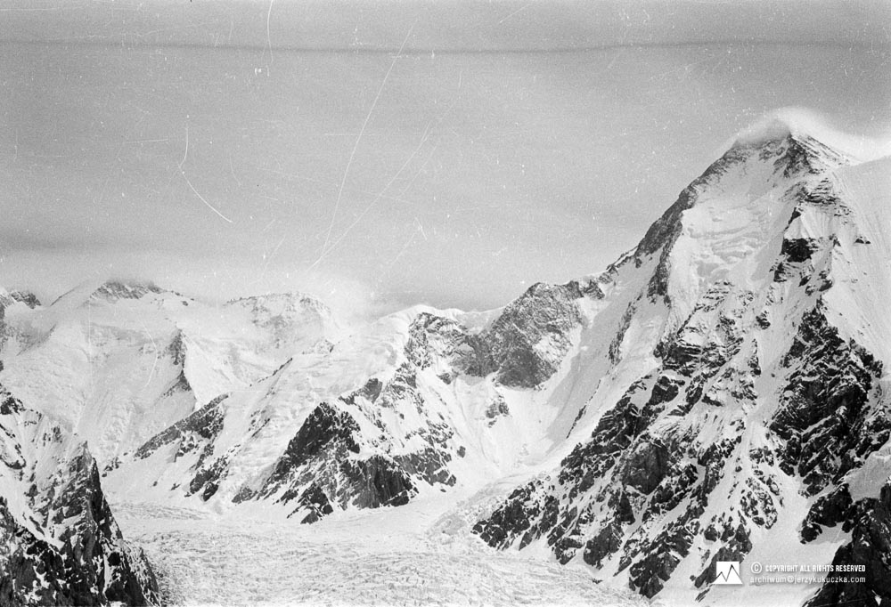Masyw Gasherbrum. Od prawej Gasherbrum I (8080 m n.p.m.), Gasherbrum II East (7772 m n.p.m.) oraz za chmurami Gasherbrum II (8035 m n.p.m.).