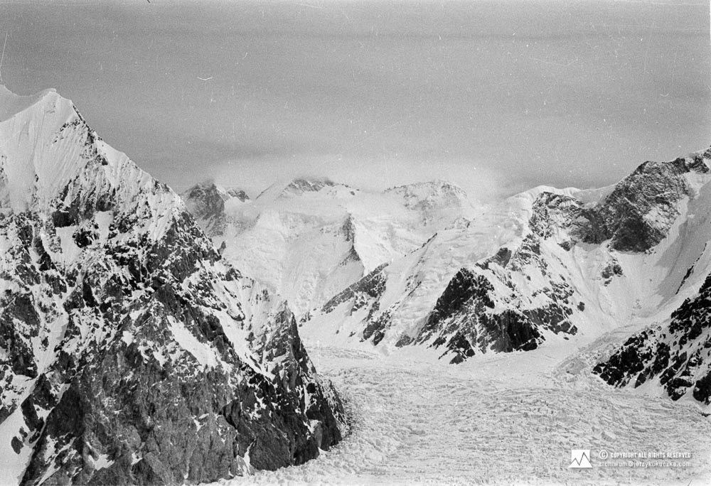 Masyw Gasherbrum. W tle widoczne są szczyty pokryte chmurami. Od lewej: Gasherbrum III (7952 m n.p.m.), Gasherbrum II (8035 m n.p.m.) oraz Gasherbrum II East (7772 m n.p.m.).