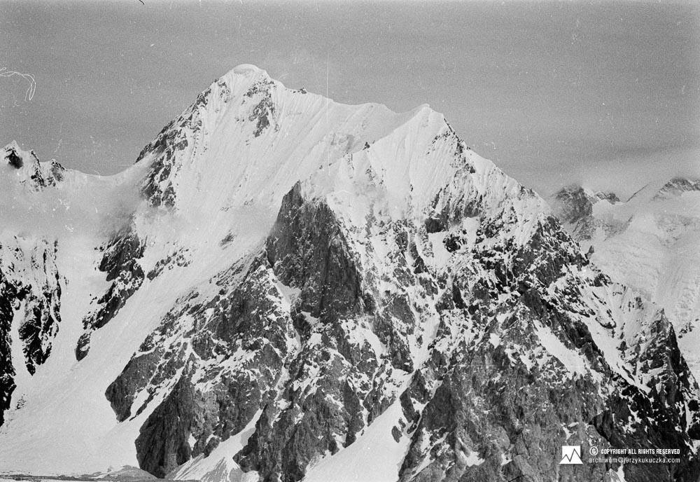 Masyw Gasherbrum. Na pierwszym planie Gasherbrum VI (6979 m n.p.m.). W tle z prawej strony widoczne są szczyty Gasherbrum III (7952 m n.p.m.) oraz Gasherbrum II (8035 m n.p.m.).