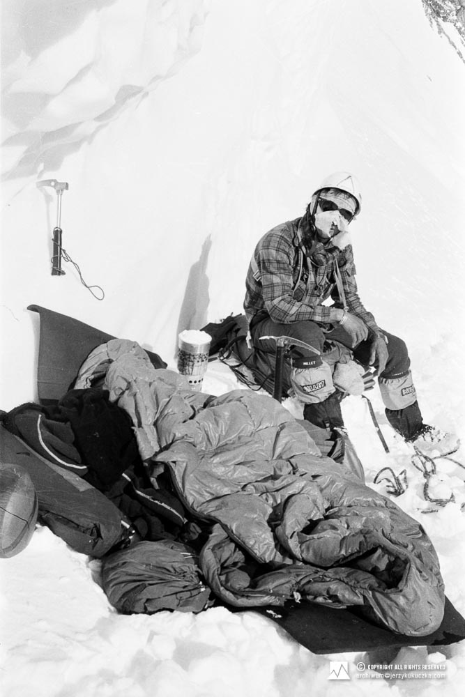 Wojciech Kurtyka podczas ostatniego biwaku (7400 m n.p.m.) przed atakiem szczytowym na Gasherbrum I.