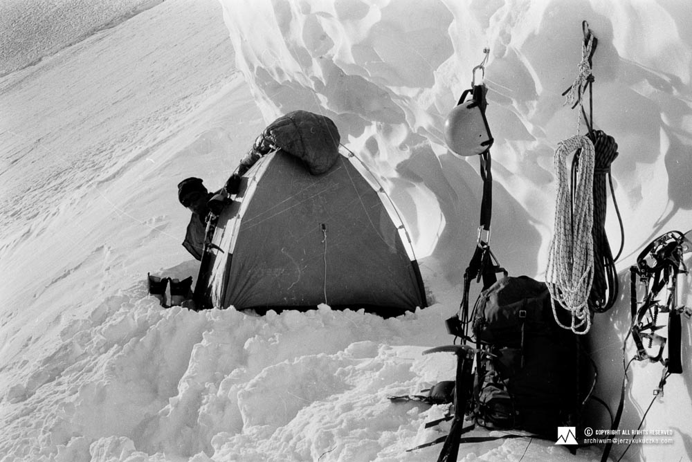Wojciech Kurtyka podczas ostatniego biwaku (7400 m n.p.m.) przed atakiem szczytowym na Gasherbrum I.