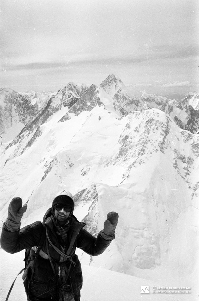 Wojciech Kurtyka on the top of Gasherbrum I (8080 m above sea level) - 23.07.1983. Visible peaks in the background. In depth: Gasherbrum II East (7772 m above sea level), Gasherbrum II (8035 m above sea level), Gasherbrum III (7952 m above sea level), Broad Peak (8051 m above sea level) and K2 (8 611 m above sea level).