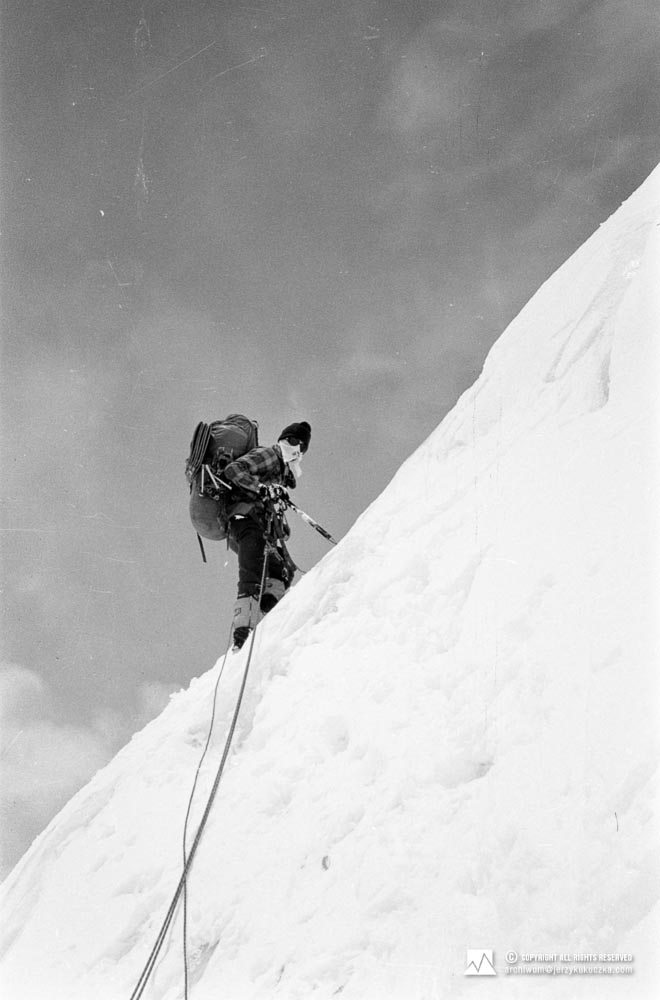 Wojciech Kurtyka w ścianie Gasherbrum II.