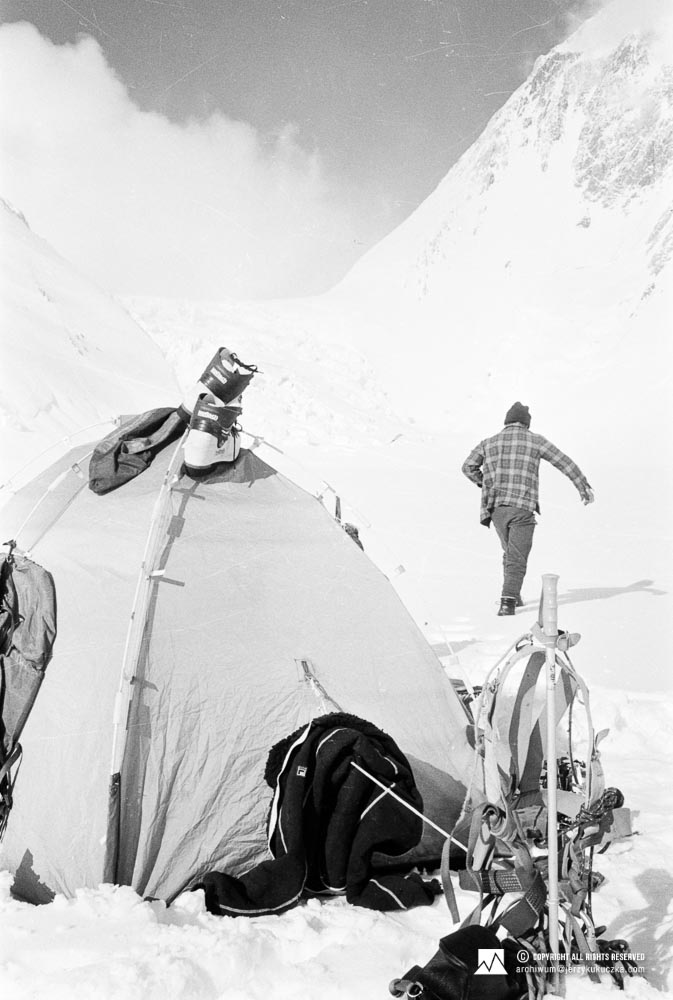 Wojciech Kurtyka w trakcie biwaku na stoku Gasherbrum.