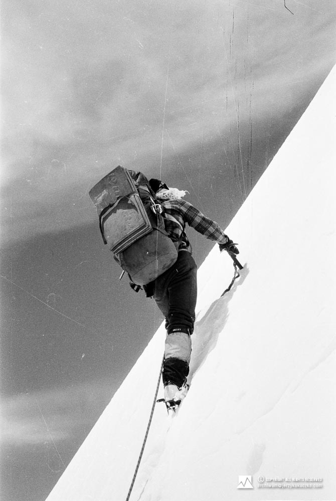 Wojciech Kurtyka w ścianie Gasherbrum II.