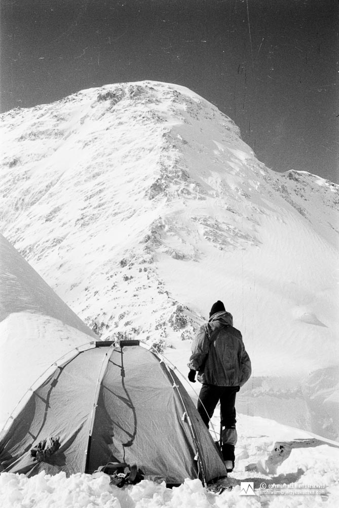 Wojciech Kurtyka w trakcie biwaku na stoku Gasherbrum II.