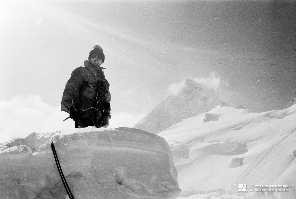 Wojciech Kurtyka na stoku Gasherbrum II. W tle szczyt Gasherbrum II.