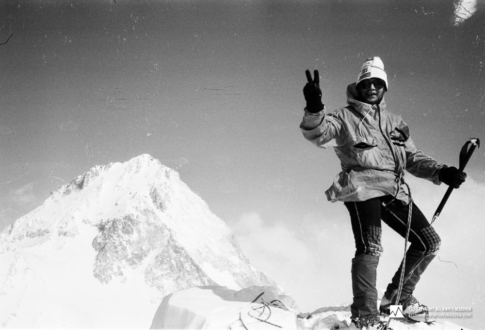 Jerzy Kukuczka na stoku Gasherbrum II. W tle widoczny szczyt Gasherbrum I (8080 m n.p.m.).