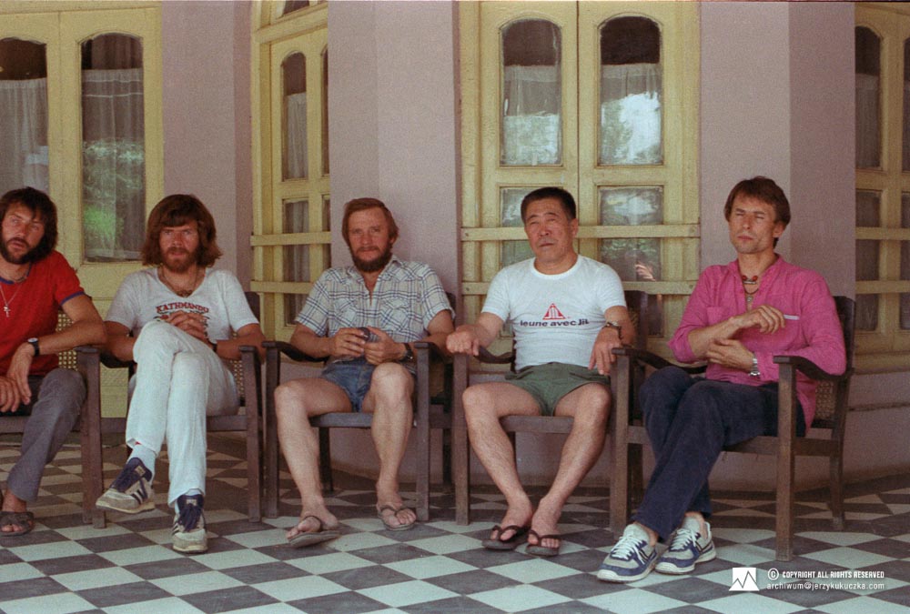 Himalaiści na spotkaniu u Sherk-hana w Gilgit. Od lewej: Hans Kammerlander, Reinhold Messner, Jerzy Kukuczka, Sherk-han i Wojciech Kurtyka.