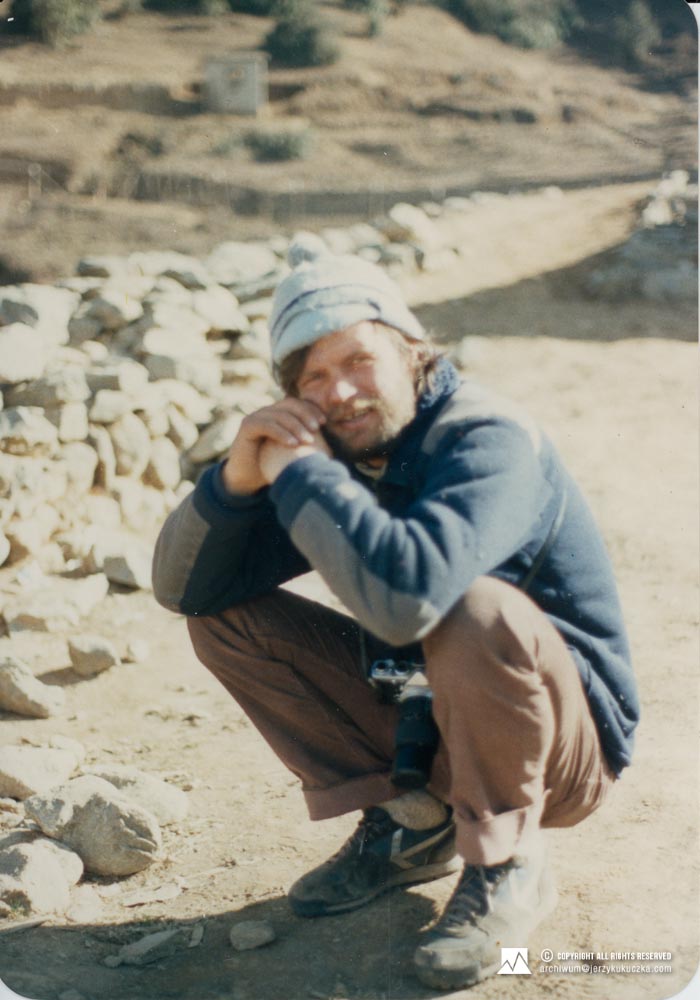 Maciej Berbeka pozujący do zdjęcia podczas odpoczynku w Khumjung.