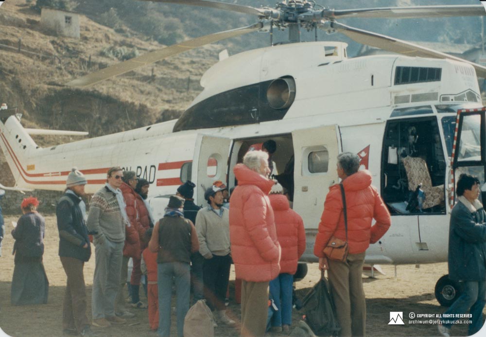 Czlonkowie wyprawy przy helikopterze w Khumjung. Od lewej - w czapce Maciej Berbeka, Mirosław Gardzielewski, Andrzej Zawada, Zygmunt Andrzej Heinrich, na zdjęciu również są inne osoby jednak NN